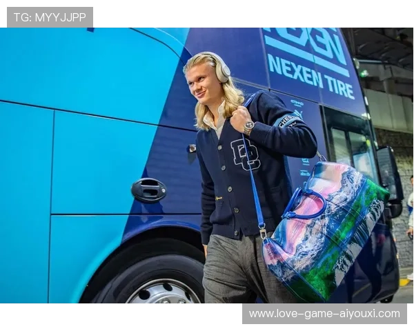 哈兰德偶遇老球迷并赠球，温情画面被无限转发