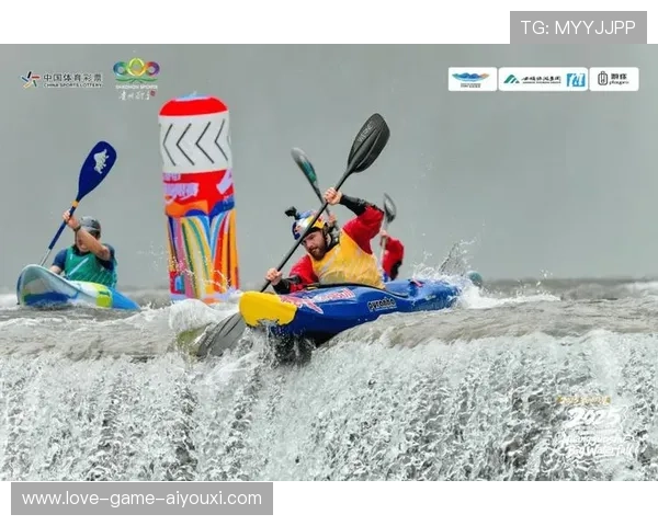 皮划艇急流赛选手失去划桨仍靠身体姿势赢回时间