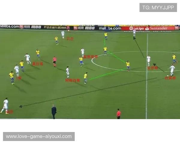 克罗斯贴地直塞穿透整条中路，皇马进攻瞬间成形